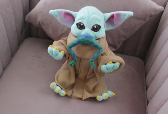 *Baby Yoda comiendo rana